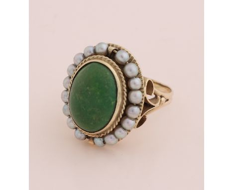 Large yellow gold ring, 585/000, with jade and pearls.&nbsp;Ring with a large oval head, set in the middle with a cabouchon c