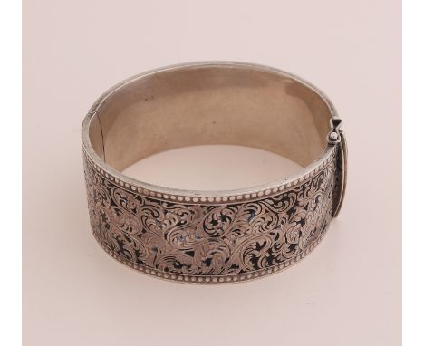 Silver slave bracelet, 835/000, with black enamel inlay.&nbsp;Wide bracelet decorated with engraving of curls, with black ena