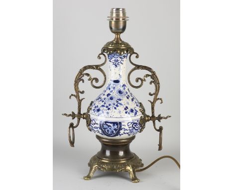 Antique Delft fayence table lamp with brass frame.&nbsp;Circa 1900. Dimensions: H 44 cm.&nbsp;In good condition.