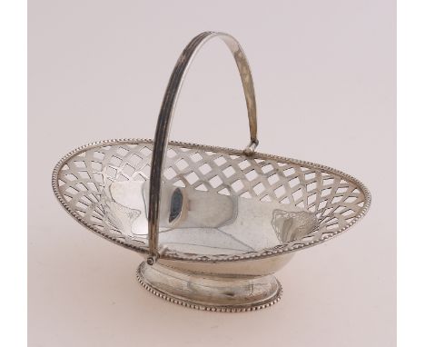 Silver bonbon basket, 925/000, oval sawn model placed on an oval foot with pearl rim.&nbsp;Equipped with bracket with rib dec