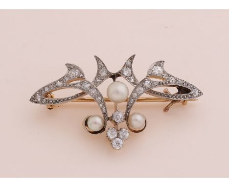 Classic yellow gold brooch, 585/000, with diamond and pearl.&nbsp;Brooch in an elegant crown shape set with about 28 diamonds