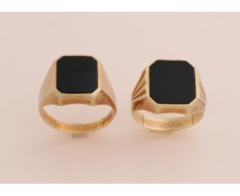 Two yellow gold signet rings, 585/000, with onyx.&nbsp;Two rings with an octagonal head, one set with a flat-cut onyx and one