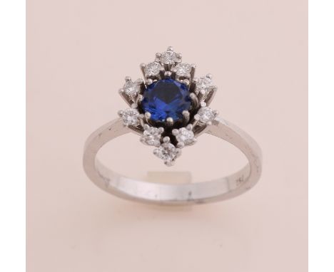 White gold ring, 750/000, with sapphire and diamond.&nbsp;Ring with a marquise-shaped rosette in the middle set with a round 