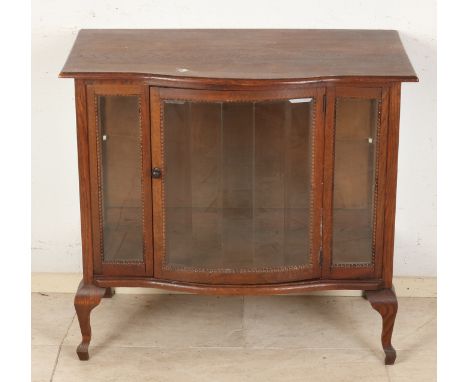 Antique Dutch tea cabinet made of oak, with facet cut glass and pearl rim.&nbsp;Circa 1920. Dimensions: 74 x 79 x 45 cm.&nbsp