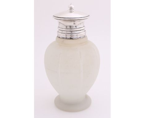 Matted cut crystal tea caddy on foot with silver mounting, 835/000, with beautiful cap with knob.&nbsp;Size: CJBegeer, Utrech