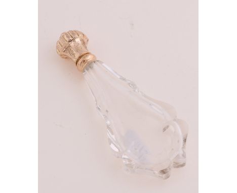 Crystal odeur flask with gold, 585/000.&nbsp;Pear-shaped recumbent flask with grinding, with a yellow gold collar and cap wit