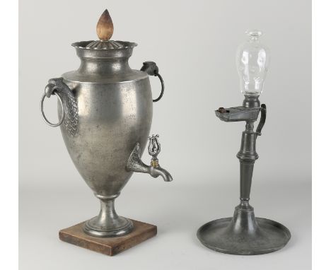 Two parts antique pewter.&nbsp;Circa 1800. Sconce oil lamp + tap jug, Louis Seize.&nbsp;Dimensions: H 36 - 42 cm.&nbsp;In goo