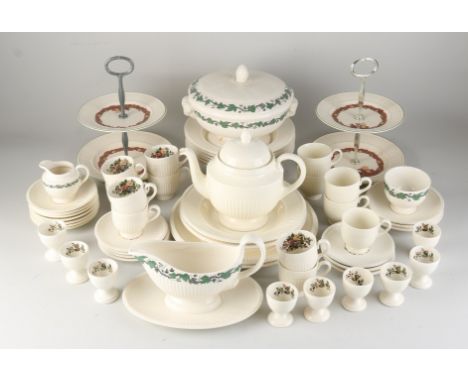 Lot of English Wedgwood ceramic tableware.&nbsp;Decor Stratford + decor.&nbsp;Queen's ware.&nbsp;Second half of the 20th cent