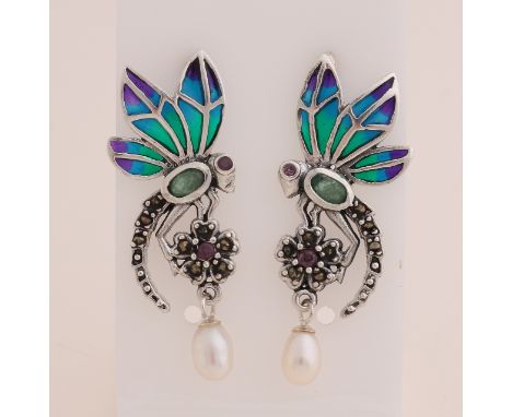 Silver earrings, 925/000, with enamel and pearl.&nbsp;Ear studs with a flower with pearl pendant and on top a dragonfly decor