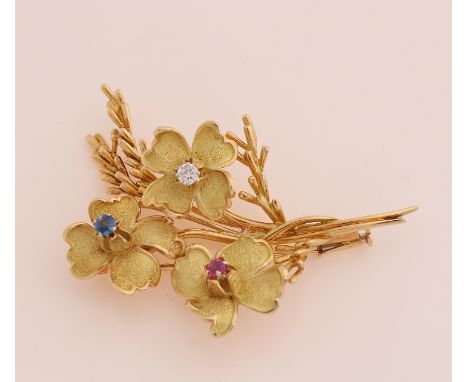 Ornate yellow gold brooch, 750/000, with 3 elaborate flowers with a matte finish with a ruby, sapphire and brilliant cut diam