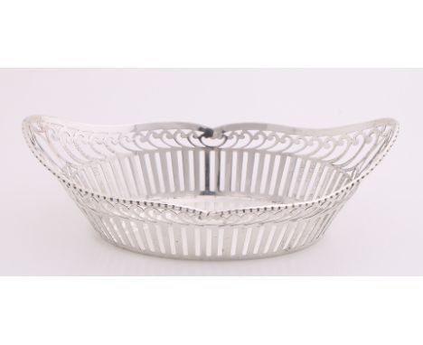 Beautiful silver bonbon basket, 833/000, with open-sawn bar edge and with a soldered pearl edge.&nbsp;Dimensions: 15 x 8.5 x 