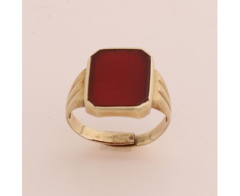 Yellow gold signet ring, 585/000, with carnelian.&nbsp;Signet ring with octagonal head set with an agate.&nbsp;The belt has a