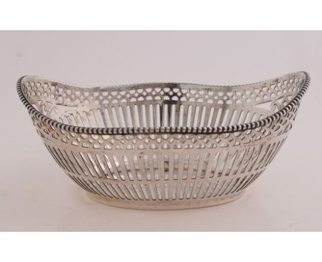 Silver bonbon basket, 835/000, oval sawn model with double bar decor and a pearl rim.&nbsp;Size: A.presburg, Amsterdam, jl.:g
