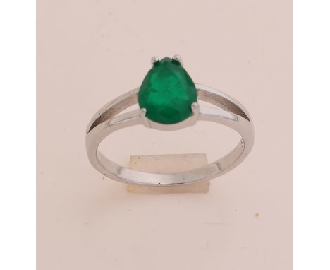 Silver ring, 925/000, with an emerald.&nbsp;Ring with a worn band at the top set with a pear-shaped faceted emerald, 9x7mm.&n