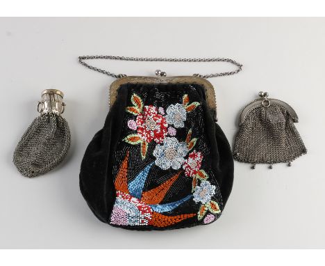 Lot with 3 purses, a black embroidered bag with a silver rectangular bracket decorated with engraving, 833/000, Schoonhoven, 