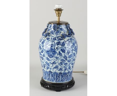 Antique Chinese porcelain lamp, made from a 17th century Chinese porcelain vase.&nbsp;shortened.&nbsp;With salamander/vine de