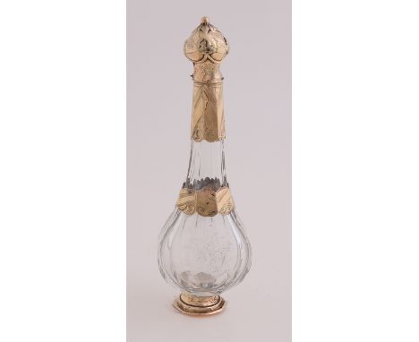 Crystal odeur flask with gold, 585/000.&nbsp;Odeur flacon with convex cut belly, placed on a round gold base, with gold engra