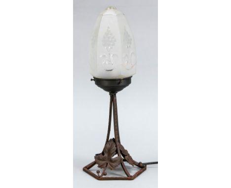 Art Noueveau wrought iron table lamp.&nbsp;20th century.&nbsp;Dimensions: H 39 cm.&nbsp;In good condition.