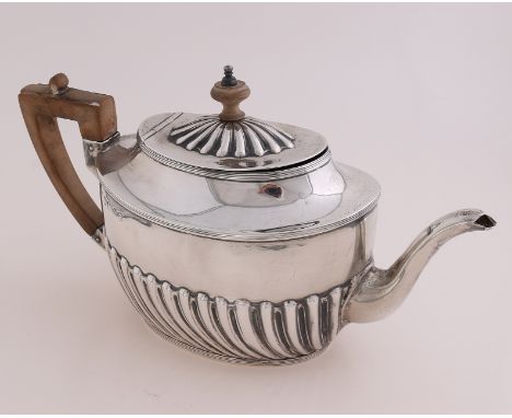 Silver teapot, 925/000, oval model decorated with fluting, fitted with a hinged lid with wooden knob and handle.&nbsp;The tea