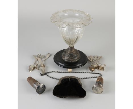 Lot silver, 833/000, with a table piece of crystal on a silver round foot with wooden base, ø 13x17cm, with chip, a purse wit