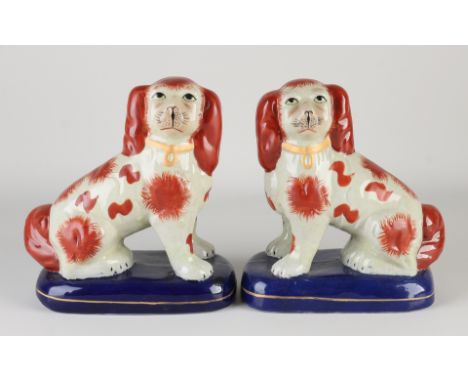 Two old English ceramic Staffordshire dogs.&nbsp;20th century.&nbsp;Dimensions: 19 x 16 x 8 cm.&nbsp;In good condition.
