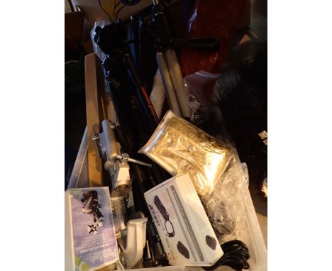 Box of mixed photographic and lighting equipment Manttro
