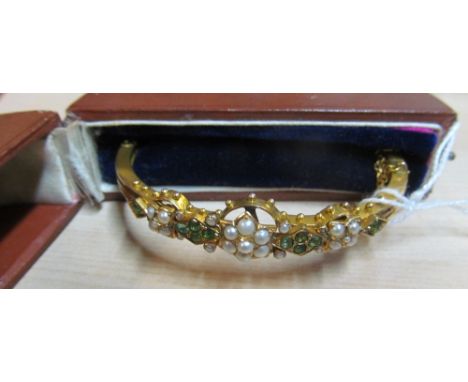 A pretty green stone and pearl bracelet (i.c) 16.6g