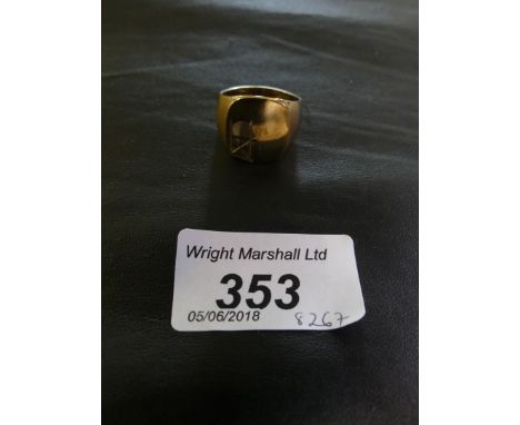 A 9k gold signet ring, weight approx. 8.2g