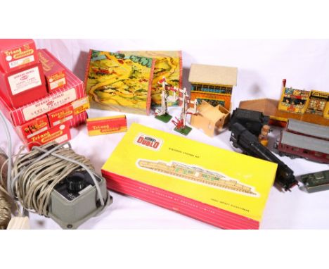 Collection of OO gauge model railways accessories including Hornby Dublo 5085 Suburban station kit, boxed, Tri-ang 402 operat