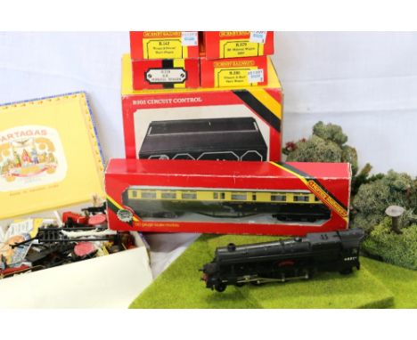 Group of Hornby OO gauge model railways including R414 operating turntable boxed, R902 circuit control boxed, R405 colour lig