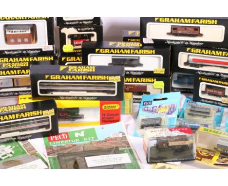Collection of Graham Farish GRAFAR N gauge including N1822 4-6-2 Flying Scotsman locomotive and tender 4472 LNER, N1805 4-6-0
