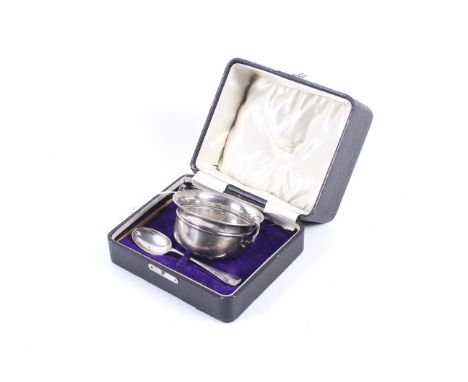 A George V silver two-handled christening bowl and spoon, in a case. The bowl with a moulded band and two small double-scroll