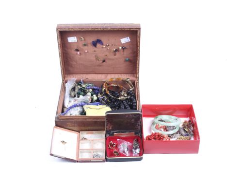 A collection of costume and other jewellery to include a gold-mounted twin-flowerhead brooch. Other items include an inlaid t