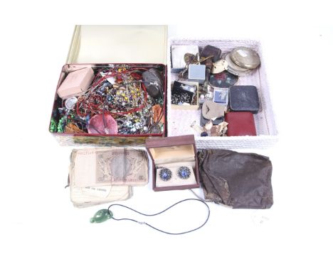 An assortment of jewellery and collectables. Including a New Zealand pierced and carved nephrite jade pendant, on a silver mo