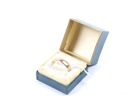 A vintage 22ct gold shallow D-section wedding band. Hallmarks for Birmingham 1922, 4.6mm wide, size leading-edge P, 2.7g 