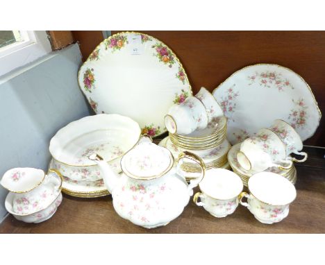 A Paragon Victoriana Rose tea set and an Old Country Roses cake plate