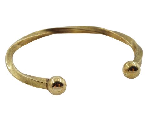Gold twist bangle stamped 9Kt, approx 7.6gm