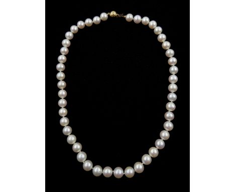 Single strand cultured white/pink pearl necklace, with 9ct gold ball clasp stamped 375