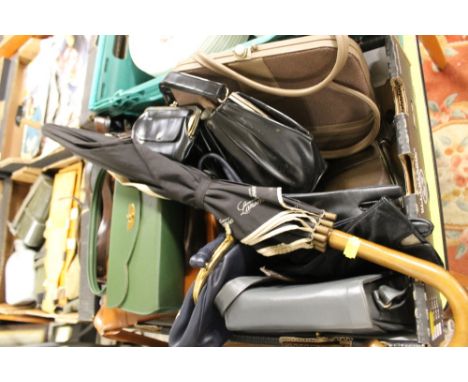A QUANTITY OF VINTAGE LADIES HANDBAGS TO INC 1940S / 50S EXAMPLES, GLOVES ETC & A VINTAGE LANSON PARASOL