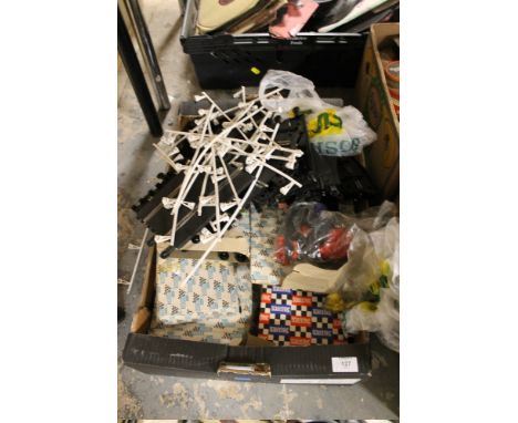 A TRAY OF VINTAGE SCALEXTRIC