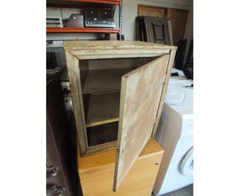 A VINTAGE METAL MEAT SAFE WITH TWO SHELVES FROM THE 1940S ERA