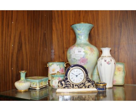 A SELECTION OF CERAMICS TO INCLUDE ROYAL CROWN DERBY VASE, WEDGWOOD CLOCK + CALAMITY WARE