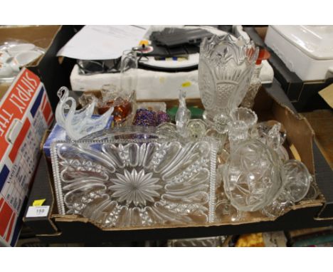 A TRAY OF MIXED GLASSWARE TO INC A LARGE CUT GLASS VASE, SWAN FIGURES ETC