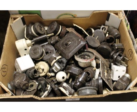 A BOX OF ASSORTED VINTAGE BAKELITE ITEMS
