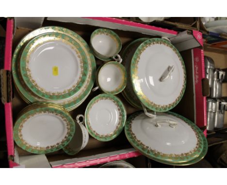 A TRAY OF GREEN & WHITE GILDED ROYAL WORCESTER TEA & DINNER WARE