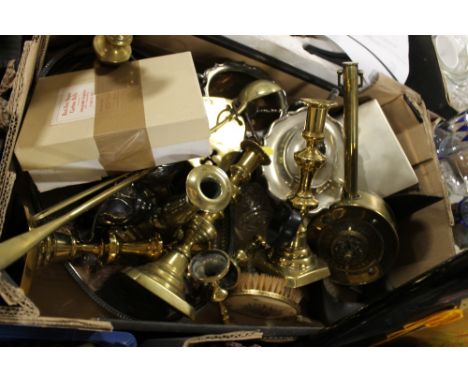 A TRAY OF VINTAGE METAL WARE TO INC BRASS CANDLESTICKS, MEAT JACK ETC