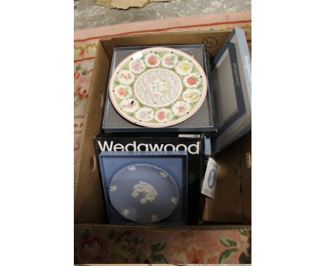 A TRAY OF ASSORTED VINTAGE WEDGWOOD PLATES IN ORIGINAL BOXES