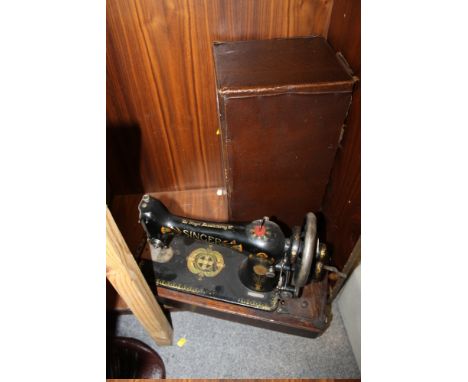 A VINTAGE CASED SINGER SEWING MACHINE