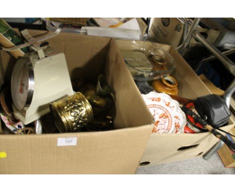 TWO TRAYS OF SUNDRIES TO INCLUDE COALPORT PLATE, SCALES, KEYRINGS ETC