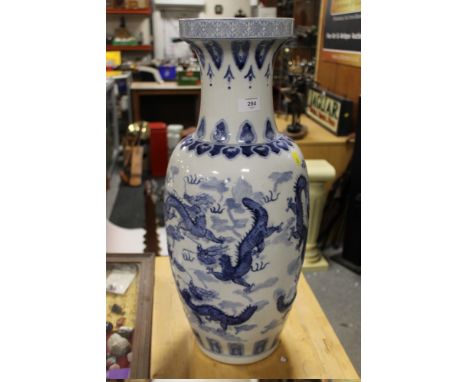 A LARGE ORIENTAL STYLE BLUE & WHITE CERAMIC VASE WITH DRAGON DETAIL